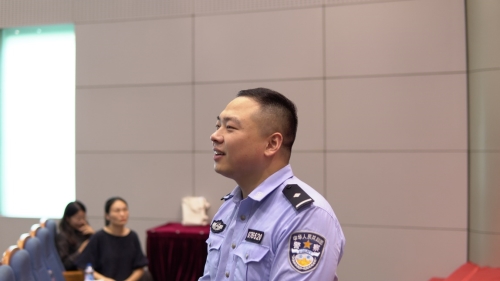 图片包含 人, 室内, 男人, 体育  描述已自动生成