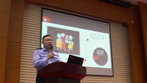 图片包含 男人, 女人, 站, 屏幕  描述已自动生成