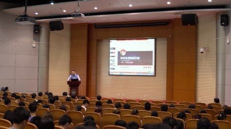 图片包含 室内, 建筑, 天花板, 桌子  描述已自动生成