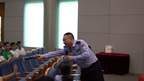 图片包含 人, 室内, 男人, 小孩  描述已自动生成