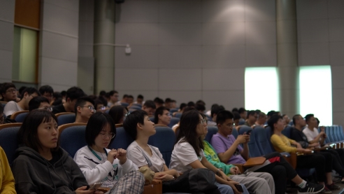 会议室里的人们  描述已自动生成