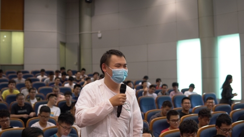 男人在人群中  描述已自动生成