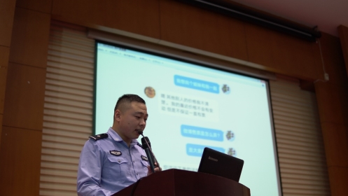 图片包含 游戏机, 男人, 站, 桌子  描述已自动生成