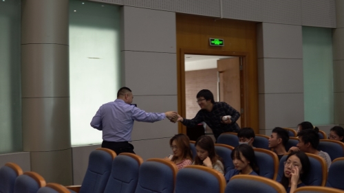 图片包含 人, 室内, 男人, 女人  描述已自动生成